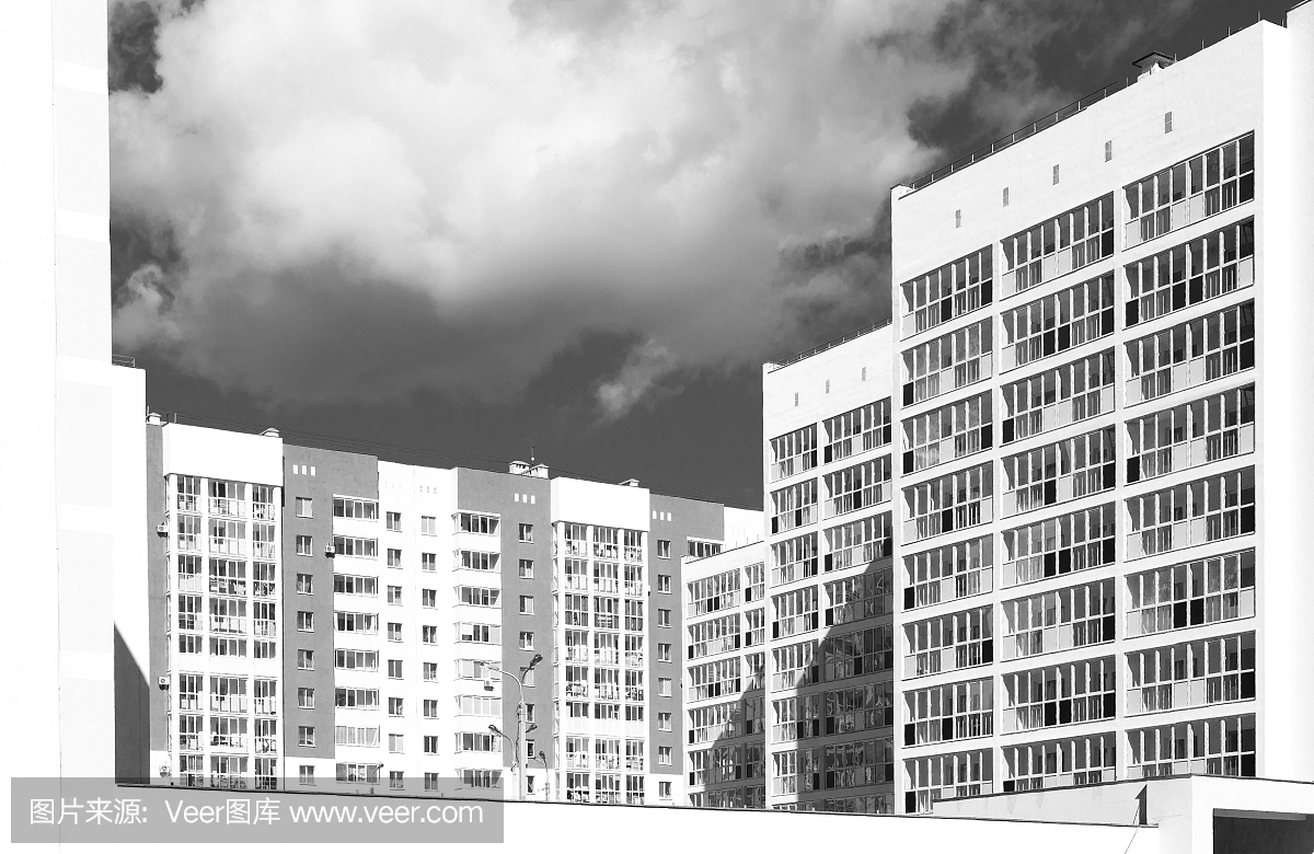 黑白现代住宅区和沉思的天空