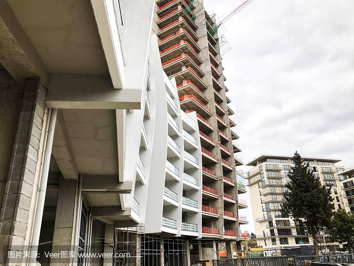 格鲁吉亚第比利斯- 2018年3月17日:格鲁吉亚第比利斯一幢新的高层住宅楼正在施工